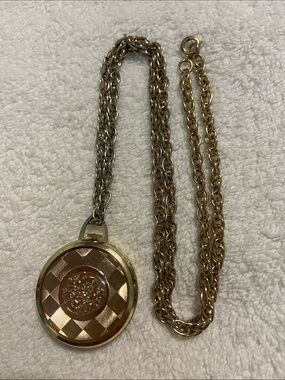 Vintage Windsor windup Gold Tone Round Pendant watch Necklace Textured Center